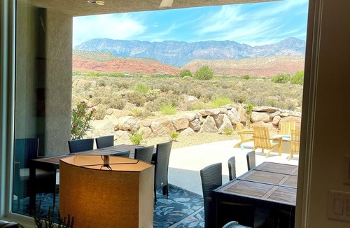Silver Reef House | Stunning Redrock Oasis 3 bedroom home with 360 views, Pool, Near Zion