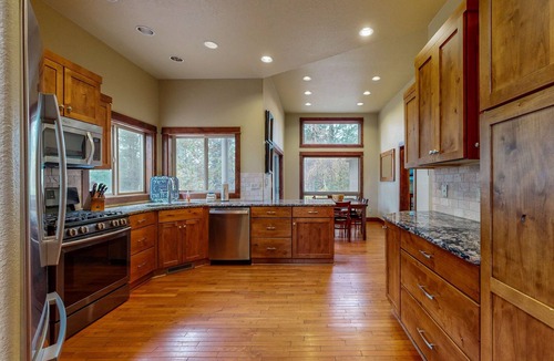 Deer Park House | Stunning Retreat with Huge Hot Tub & Deck - 10 SHARC Passes, 2 Master Suites