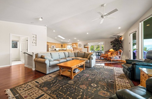 Lakehead Villa | Stunning Shasta Lake Views: Elegant 3BR Home with Decks, pool table & views