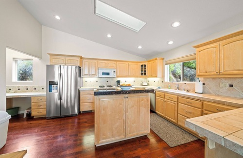 Lakehead Villa | Stunning Shasta Lake Views: Elegant 3BR Home with Decks, pool table & views