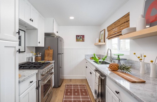 Santa Ana Heights House | Stunning townhome in perfect West Newport location. 1 minute walk to beach.