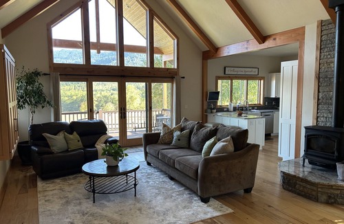 Eugene House | Stunning views and tranquil country feel just ten min from U of O and Autzen!