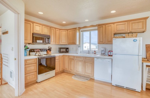Bayshore House | Stupendous Alsea Bay Views and Access from this Bright, Open Home in Bayshore!
