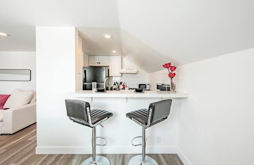 Halecrest Apartment | Stylish 1-bedroom Apartment with AC in Vibrant Costa Mesa