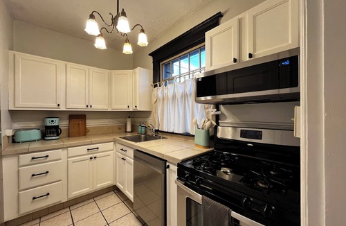 Nob Hill Condo | Stylish 1BR condo in historic building- premium location in Nob Hill NW Alphabet