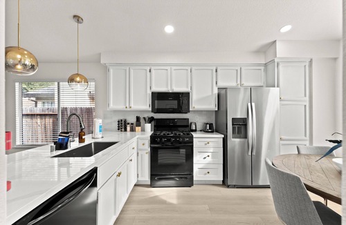 Elk Grove House | Stylish 3B2B SFH, King Bed, Fast Wi-Fi, Yard, Travel Crib, High Chair