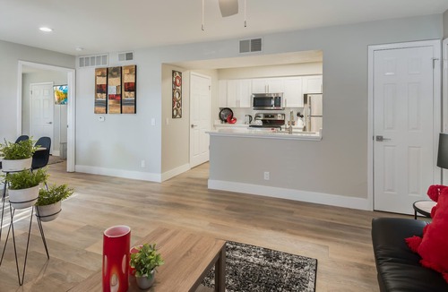 Roseville Apartment | Stylish Apartment In A Great Location!