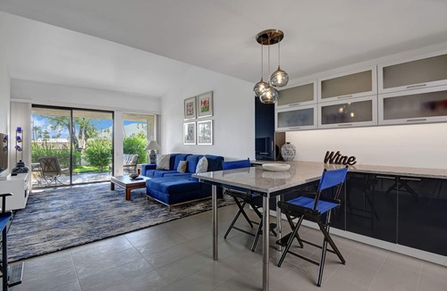 Sunrise Vista Chino Condo | Stylish Condo at Sunrise Racquet Club-Close to Palm Springs Shopping and Dining