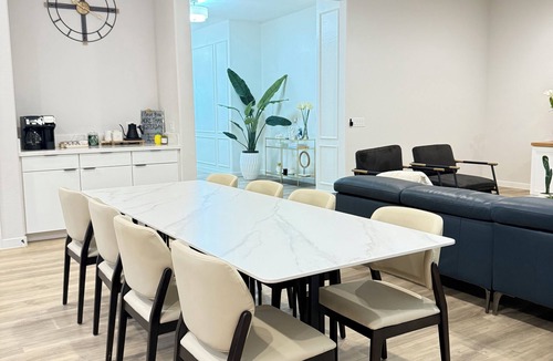 Mesa House | Stylish, Contemporary and Luxury Home with Gourmet Open Kitchen for Entertaining