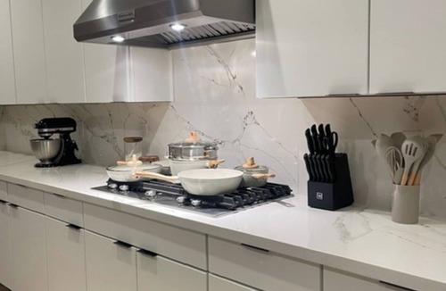 Mesa House | Stylish, Contemporary and Luxury Home with Gourmet Open Kitchen for Entertaining
