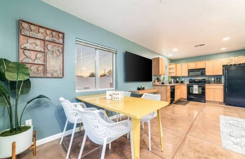 Campus Farm House | Stylish & Cozy/Parking/1 BR 1 BA/Casita