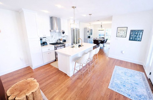 Kensington House | 🌴 Stylish Kensington Retreat! Sleeps 10 - Spa, Fire Pit & Prime Location