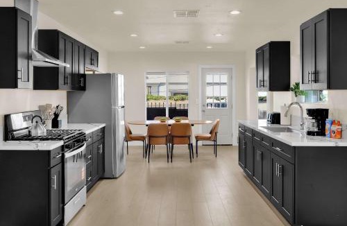 Paramount House | Stylish LA Retreat Near Disney Knotts SoFi