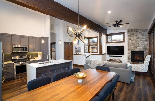 Truckee House | Stylish Luxury Townhouse - Walk to Downtown, A/C!