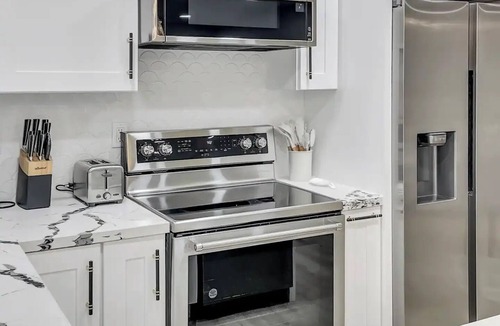 Modesto House | Stylish Modesto Getaway: Near Hospitals & Shopping