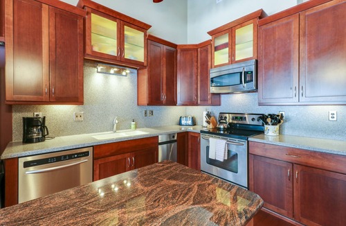 Mammoth Lakes Condo | Stylish mountain condo with WiFi, hot tub, & seasonal pool