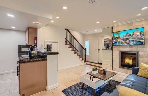 Downtown Apartment | Stylish- Multi-level- Patio- Games - Fast Wifi-cm3
