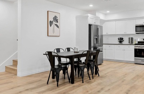 Lynwood House | Stylish New home Near DTLA, Disneyland, SOFI