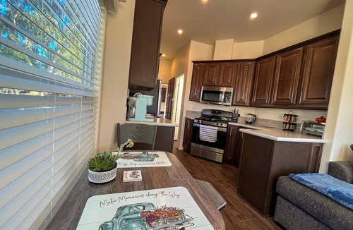 Bullhead City House | Stylish Oasis Tiny Home Pool Hot Tub Pickleball Bullhead City 10 min to Laughlin