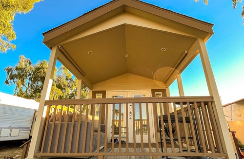 Bullhead City House | Stylish Oasis Tiny Home Pool Hot Tub Pickleball Bullhead City 10 min to Laughlin