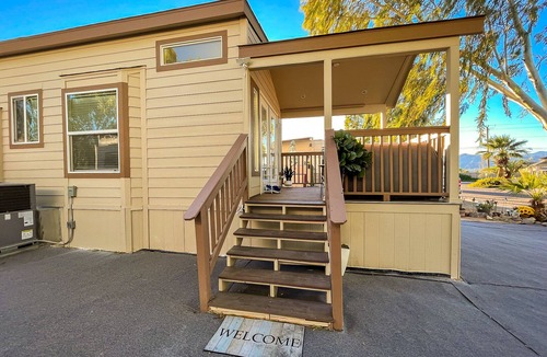Bullhead City House | Stylish Oasis Tiny Home Pool Hot Tub Pickleball Bullhead City 10 min to Laughlin