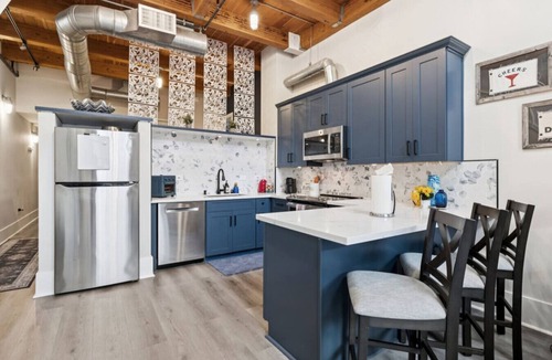 San Jose Apartment | Stylish Santana Row 2BR Loft Walk to Shop & Dining
