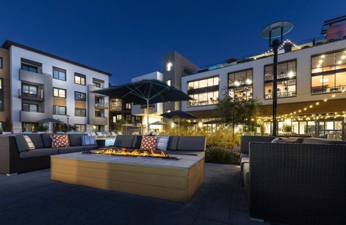 Menlo Park Condo | Stylish Silicon Valley 2BR Apt: Pool, Sky Lounge, and More!