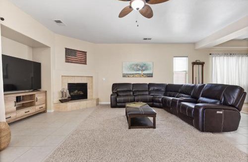 Greenacres House | Stylish Silver Falls 4BR KING Master Game Room
