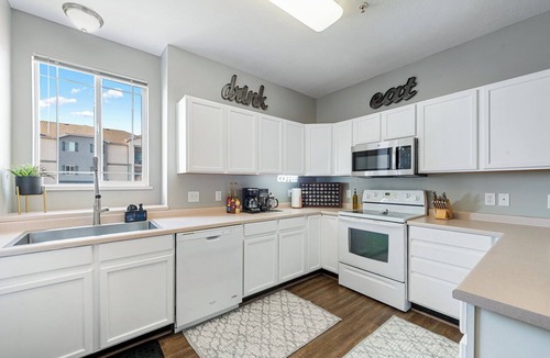 West Jordan Condo | Stylish & Spacious w/King Beds, Mountain Views, Gym, Frwy Access & 2 Balconies!