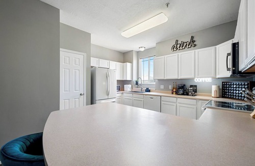 West Jordan Condo | Stylish & Spacious w/King Beds, Mountain Views, Gym, Frwy Access & 2 Balconies!