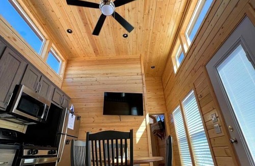 Valle Cottage | Stylish Tiny Home Getaway with Spacious Loft & Outdoor Area in Williams, Arizona