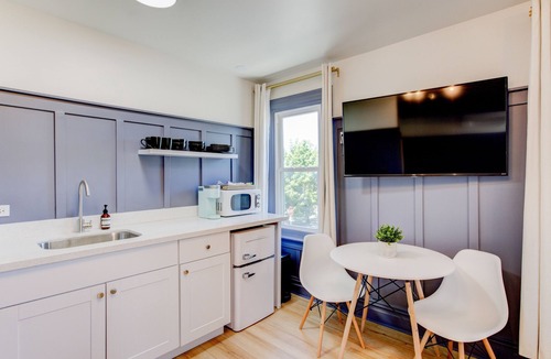 Springville Hotel | Suite 11 | Historic Art City Inn
