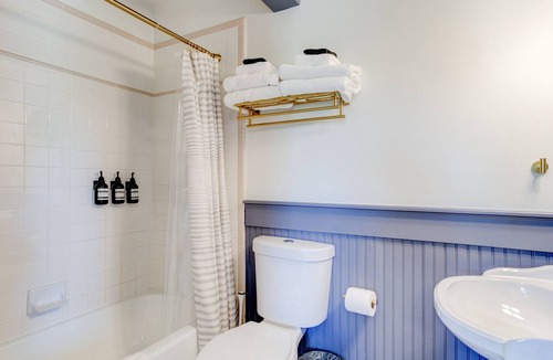 Springville Hotel | Suite 11 | Historic Art City Inn