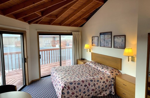 Crooked River Ranch Hotel | Suite with 2 Queen Beds and 1 Queen Sofa Bed - Golf Course View