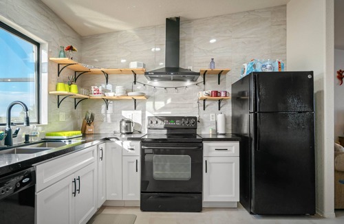 Joshua Tree House | Summer Relax & Unwind @ Genesis Oasis - Wifi + Spa! Pet Friendly!