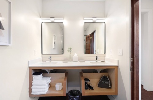 Mount Shasta Hotel | Summit Lofts, View of Mt Shasta, King Bed, #205