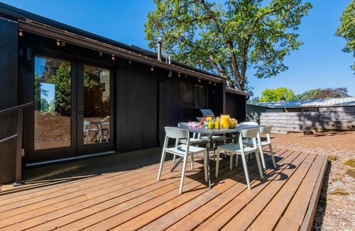 Salem House | Sun-Drenched Mid-Century Modern Retreat
