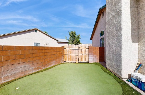 Casas Adobes House | Sun-filled dog-friendly home with private pool, putting green, & mountain views