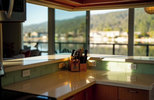 Stinson Beach House | Sun-soaked Seadrift Lagoon Living w/Hot Tub
