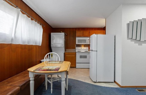 Friendly Apartment | Sunflower Studio - 7 Minutes to UO & 4 Minutes to Downtown studio