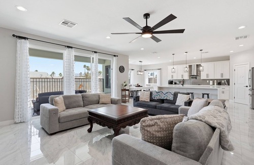 Gililland House | SunHaven Retreat Poolside Fun in Tempe w/Spa, Game Room & RV Parking