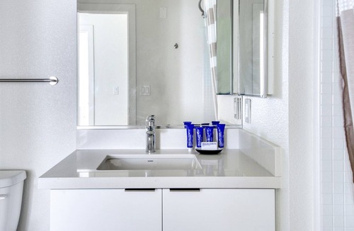 Downtown Berkeley Apartment | Sunny Berkeley 1BR w/ W/D & Coworking, walkable to BART, by Blueground
