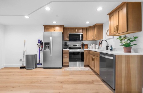 Orem House | Sunny East Retreat | 2 Kitchens | Bounce House