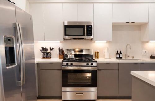 Lyon Street Apartment | Sunny Getaway 10 Min to Disneyland with Pool & GYM