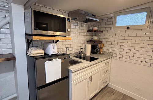 Golden Hill Apartment | Sunny Golden Hill Studio