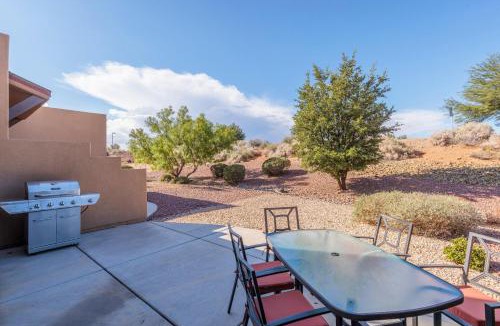St. George House | Sunny Ledgeview Retreat