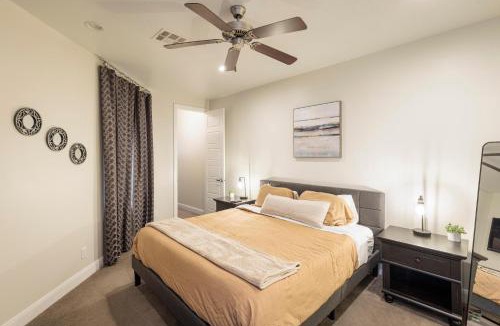 St. George House | Sunny Ledgeview Retreat
