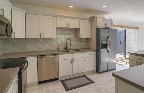 Araby Commons House | Sunny Palm Springs Townhome w/Pool Access!