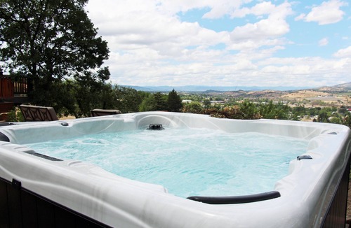 Talent Villa | Sunny Villa with Hot Tub & Amazing Views of the Rogue Valley