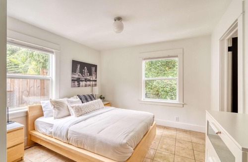 Belmont Apartment | Sunnyside 1BR - Walk to Shops & Nightlife